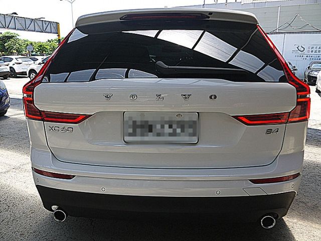 小改Volvo XC60 B4 Momentum Plus 油電標配抬顯全景天窗H/K音響內建導航  第4張相片