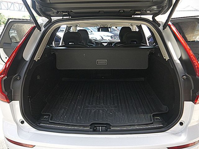 小改Volvo XC60 B4 Momentum Plus 油電標配抬顯全景天窗H/K音響內建導航  第7張相片