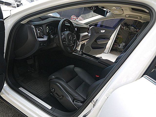 小改Volvo XC60 B4 Momentum Plus 油電標配抬顯全景天窗H/K音響內建導航  第9張相片