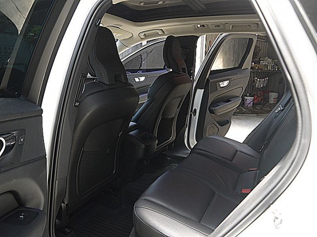 小改Volvo XC60 B4 Momentum Plus 油電標配抬顯全景天窗H/K音響內建導航  第10張相片