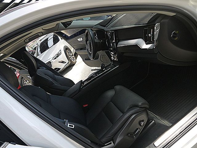 小改Volvo XC60 B4 Momentum Plus 油電標配抬顯全景天窗H/K音響內建導航  第11張相片