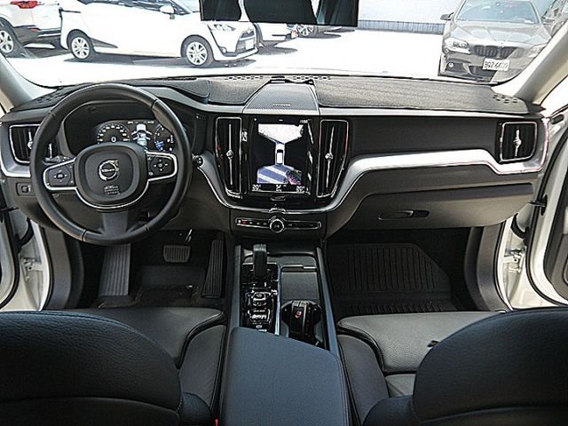 小改Volvo XC60 B4 Momentum Plus 油電標配抬顯全景天窗H/K音響內建導航  第13張相片