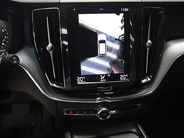 小改Volvo XC60 B4 Momentum Plus 油電標配抬顯全景天窗H/K音響內建導航  第16張相片