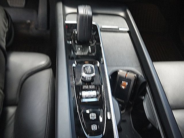 小改Volvo XC60 B4 Momentum Plus 油電標配抬顯全景天窗H/K音響內建導航  第17張相片