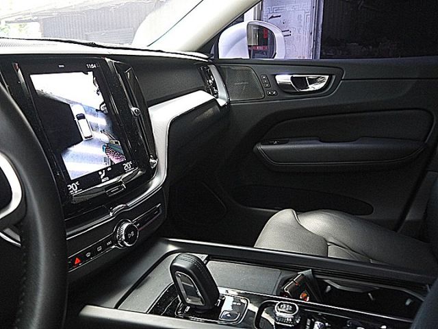 小改Volvo XC60 B4 Momentum Plus 油電標配抬顯全景天窗H/K音響內建導航  第18張相片