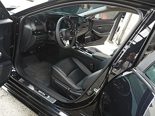 Nissan 新款 Sentra 尊爵智駕版神秘黑另有2021年橘黑2024白可選  第8張相片