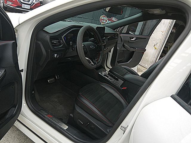 大改款Kuga250 AWD ST-Line新車120萬有加裝電子前後行車紀錄器  第9張相片