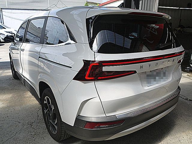 現代7人MPV款Custin GLT-B版最高規才跑1千就是新車  第3張相片