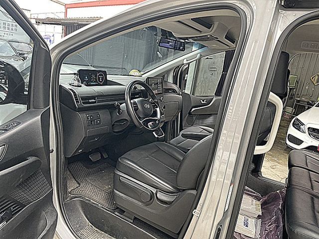 未來星艦感的新商旅頭等艙Staria GLD-B規9人大商旅  第8張相片