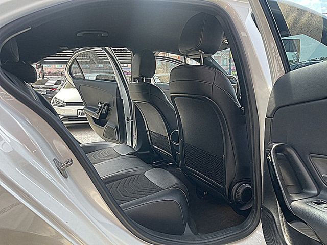 總代理BENZ A180  小資通勤代步豪華車首選省油又省稅才跑9萬  第11張相片