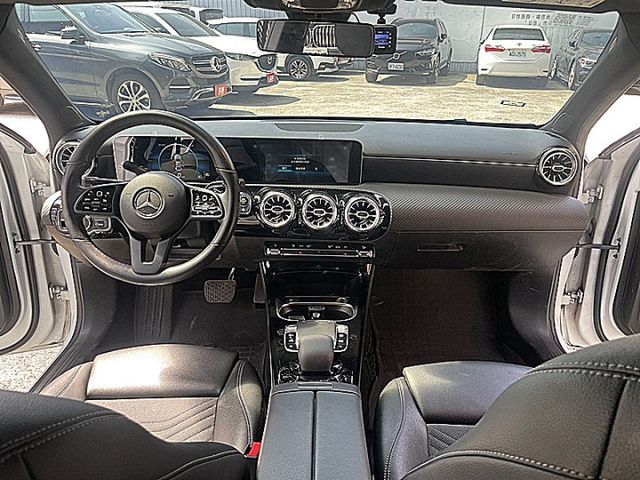 總代理BENZ A180  小資通勤代步豪華車首選省油又省稅才跑9萬  第12張相片