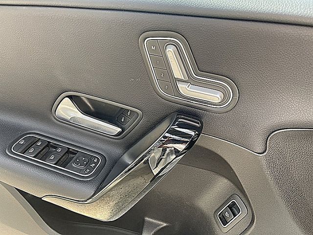 總代理BENZ A180  小資通勤代步豪華車首選省油又省稅才跑9萬  第13張相片