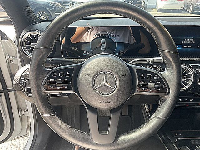 總代理BENZ A180  小資通勤代步豪華車首選省油又省稅才跑9萬  第14張相片