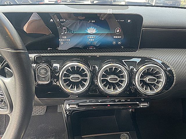 總代理BENZ A180  小資通勤代步豪華車首選省油又省稅才跑9萬  第16張相片