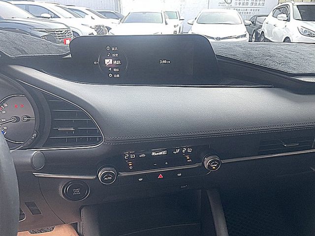 小改款魂動系馬自達3 四門20S Premium型有LED頭燈.盲點自適應跟車都原廠保養  第16張相片