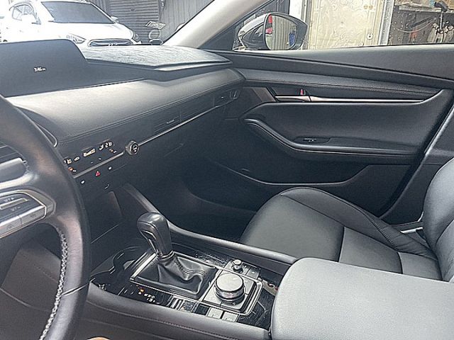 小改款魂動系馬自達3 四門20S Premium型有LED頭燈.盲點自適應跟車都原廠保養  第18張相片