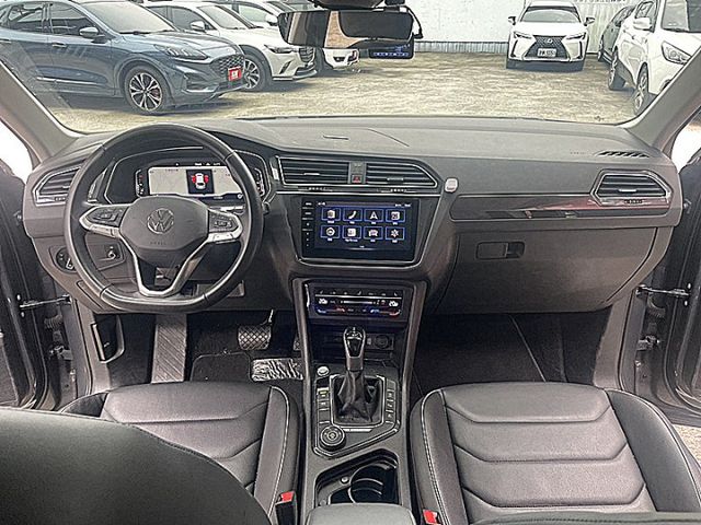 全新二代目Tiguan330 TSI Elegance Premium款進化更安全有智慧跟車電動尾門現在超優惠入手價  第13張相片