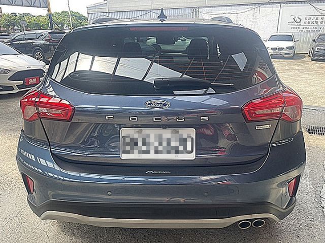 轎旅型Focus Active任性版D&O音響有跟車抬顯後座冷氣出風電動椅才跑6萬  第4張相片