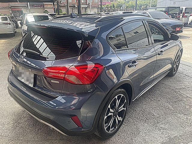 轎旅型Focus Active任性版D&O音響有跟車抬顯後座冷氣出風電動椅才跑6萬  第5張相片