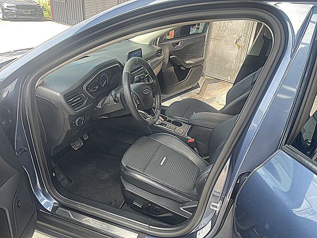 轎旅型Focus Active任性版D&O音響有跟車抬顯後座冷氣出風電動椅才跑6萬  第8張相片