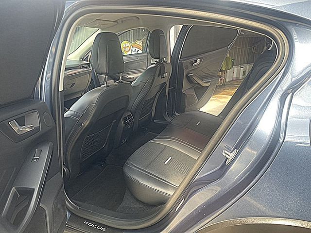 轎旅型Focus Active任性版D&O音響有跟車抬顯後座冷氣出風電動椅才跑6萬  第9張相片