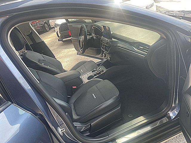 轎旅型Focus Active任性版D&O音響有跟車抬顯後座冷氣出風電動椅才跑6萬  第10張相片