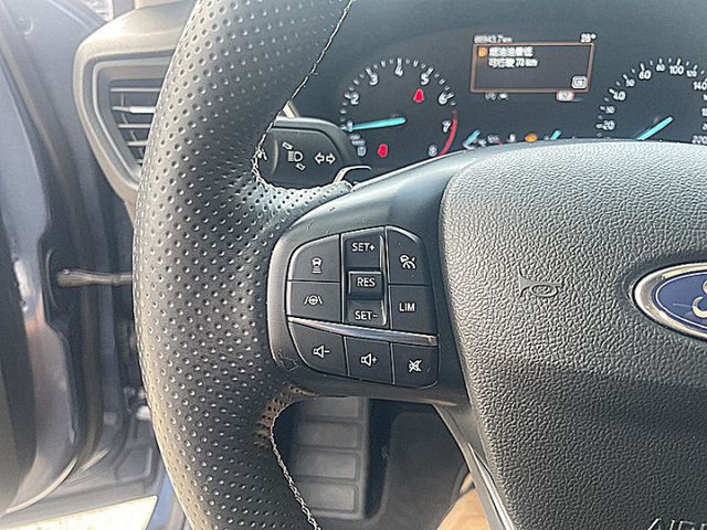 轎旅型Focus Active任性版D&O音響有跟車抬顯後座冷氣出風電動椅才跑6萬  第15張相片