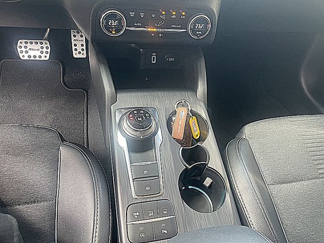 轎旅型Focus Active任性版D&O音響有跟車抬顯後座冷氣出風電動椅才跑6萬  第17張相片