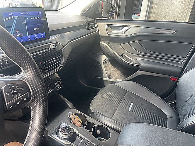 轎旅型Focus Active任性版D&O音響有跟車抬顯後座冷氣出風電動椅才跑6萬  第18張相片
