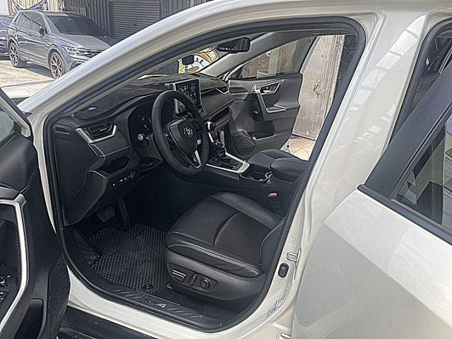 2.0尊爵有i-key影音環景跟車電動尾門搶手白  第9張相片