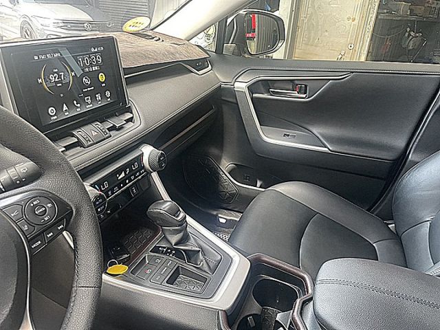 2.0尊爵有i-key影音環景跟車電動尾門搶手白  第19張相片