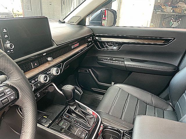 大改款六代最頂P版新車127萬全景天窗電尾盲點環景才跑1萬歐  第18張相片