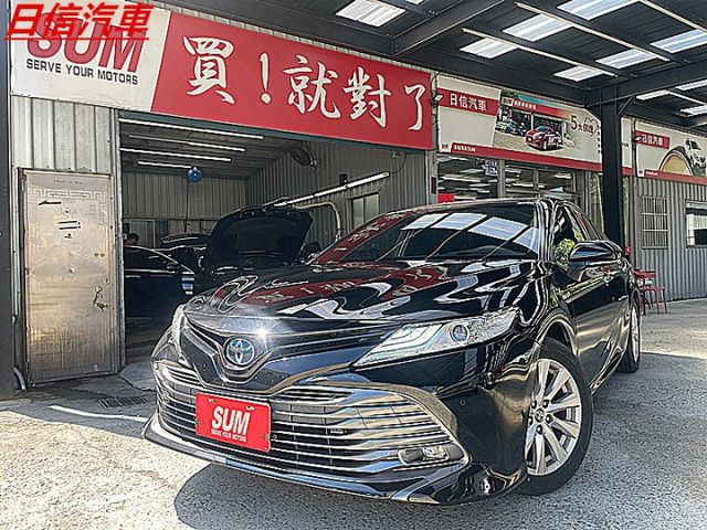 大改款進口中型房車神話Camry 油電尊爵版有抬顯 I-KEY 電動椅跟車盲點才跑6萬9  第1張相片