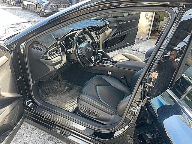 大改款進口中型房車神話Camry 油電尊爵版有抬顯 I-KEY 電動椅跟車盲點才跑6萬9  第8張相片