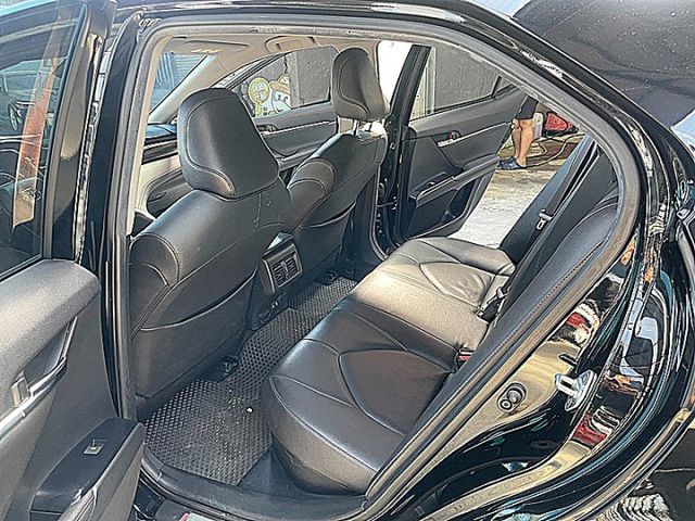 大改款進口中型房車神話Camry 油電尊爵版有抬顯 I-KEY 電動椅跟車盲點才跑6萬9  第9張相片