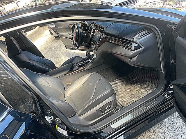 大改款進口中型房車神話Camry 油電尊爵版有抬顯 I-KEY 電動椅跟車盲點才跑6萬9  第10張相片