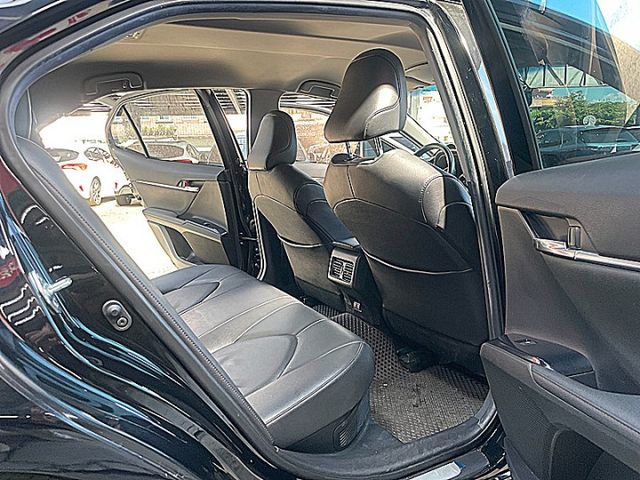 大改款進口中型房車神話Camry 油電尊爵版有抬顯 I-KEY 電動椅跟車盲點才跑6萬9  第11張相片