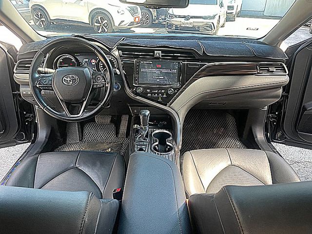 大改款進口中型房車神話Camry 油電尊爵版有抬顯 I-KEY 電動椅跟車盲點才跑6萬9  第12張相片