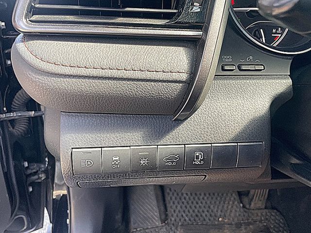 大改款進口中型房車神話Camry 油電尊爵版有抬顯 I-KEY 電動椅跟車盲點才跑6萬9  第13張相片