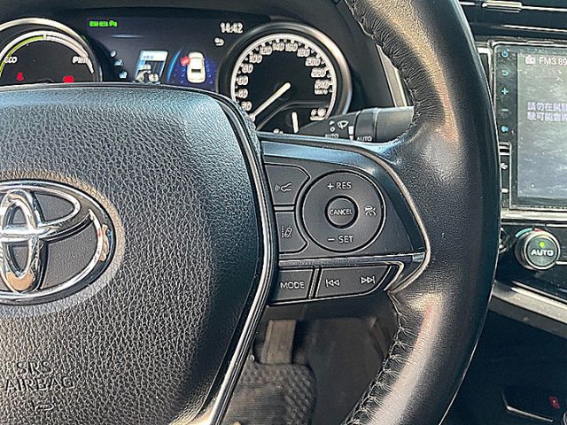 大改款進口中型房車神話Camry 油電尊爵版有抬顯 I-KEY 電動椅跟車盲點才跑6萬9  第15張相片