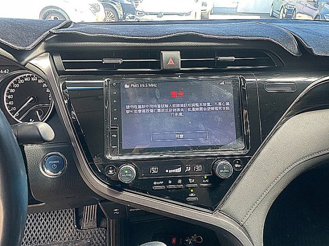 大改款進口中型房車神話Camry 油電尊爵版有抬顯 I-KEY 電動椅跟車盲點才跑6萬9  第16張相片