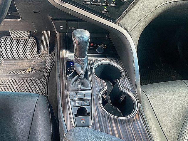 大改款進口中型房車神話Camry 油電尊爵版有抬顯 I-KEY 電動椅跟車盲點才跑6萬9  第17張相片
