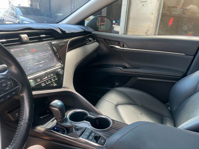 大改款進口中型房車神話Camry 油電尊爵版有抬顯 I-KEY 電動椅跟車盲點才跑6萬9  第18張相片