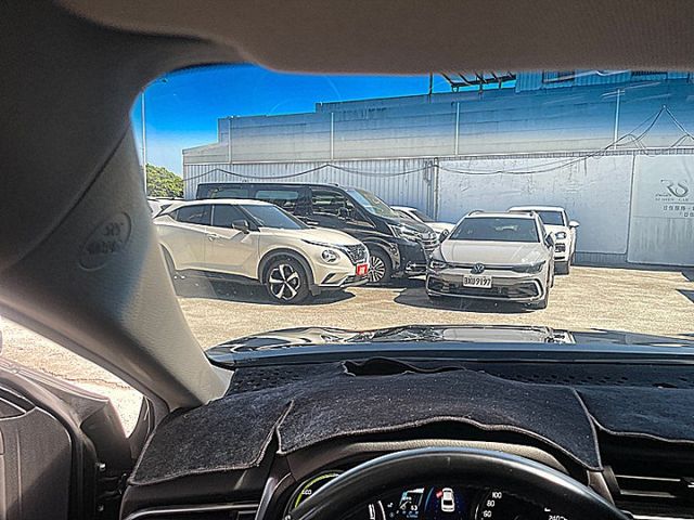 大改款進口中型房車神話Camry 油電尊爵版有抬顯 I-KEY 電動椅跟車盲點才跑6萬9  第20張相片