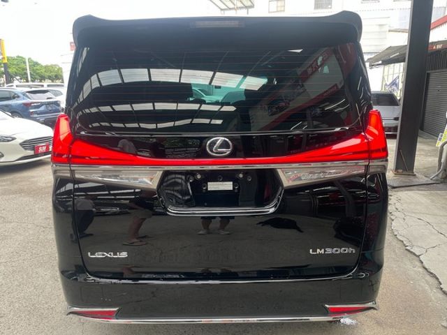 Lexus LM300h 7人座版大器保母專車才跑4萬  第4張相片