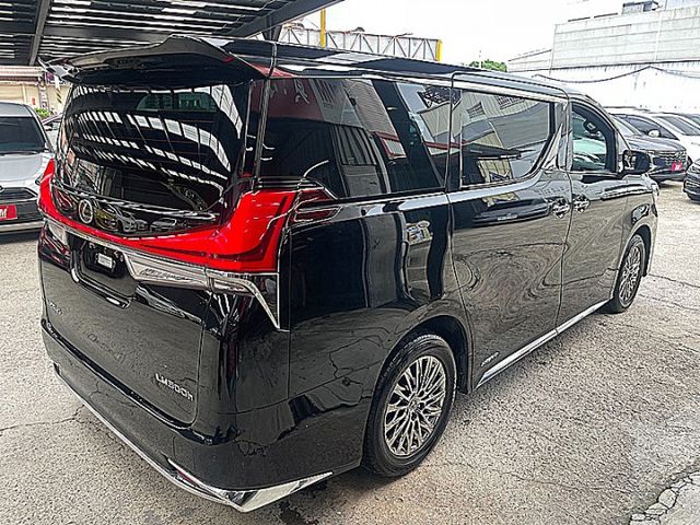 Lexus LM300h 7人座版大器保母專車才跑4萬  第5張相片