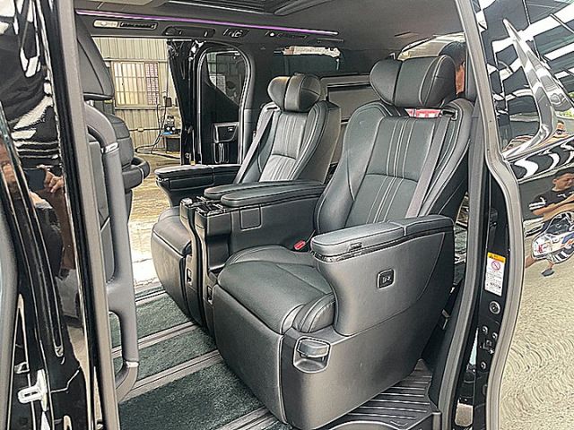 Lexus LM300h 7人座版大器保母專車才跑4萬  第10張相片