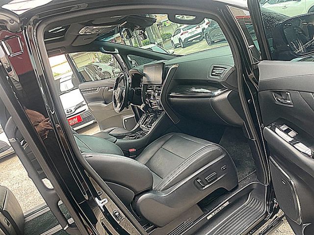 Lexus LM300h 7人座版大器保母專車才跑4萬  第11張相片