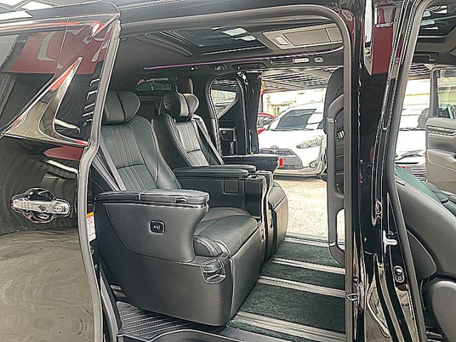 Lexus LM300h 7人座版大器保母專車才跑4萬  第12張相片