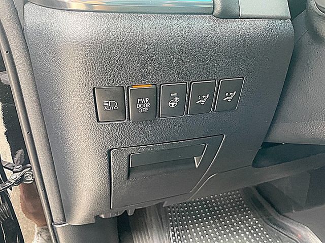 Lexus LM300h 7人座版大器保母專車才跑4萬  第15張相片